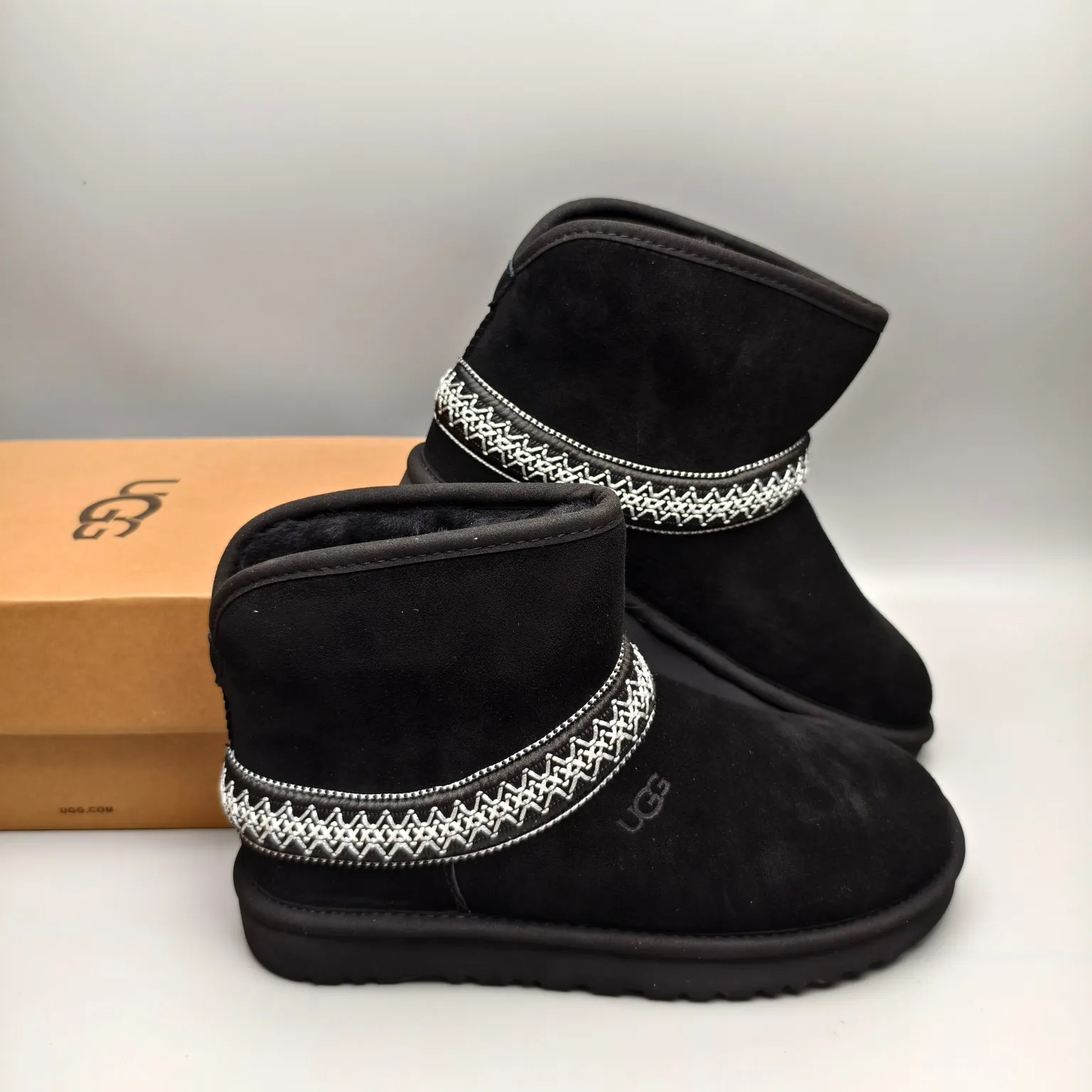 💰560 UGG sheepskin all-in-one snow boots 8262 ethnic style mid-calf boots Color: Maroon Black Size: 35-40